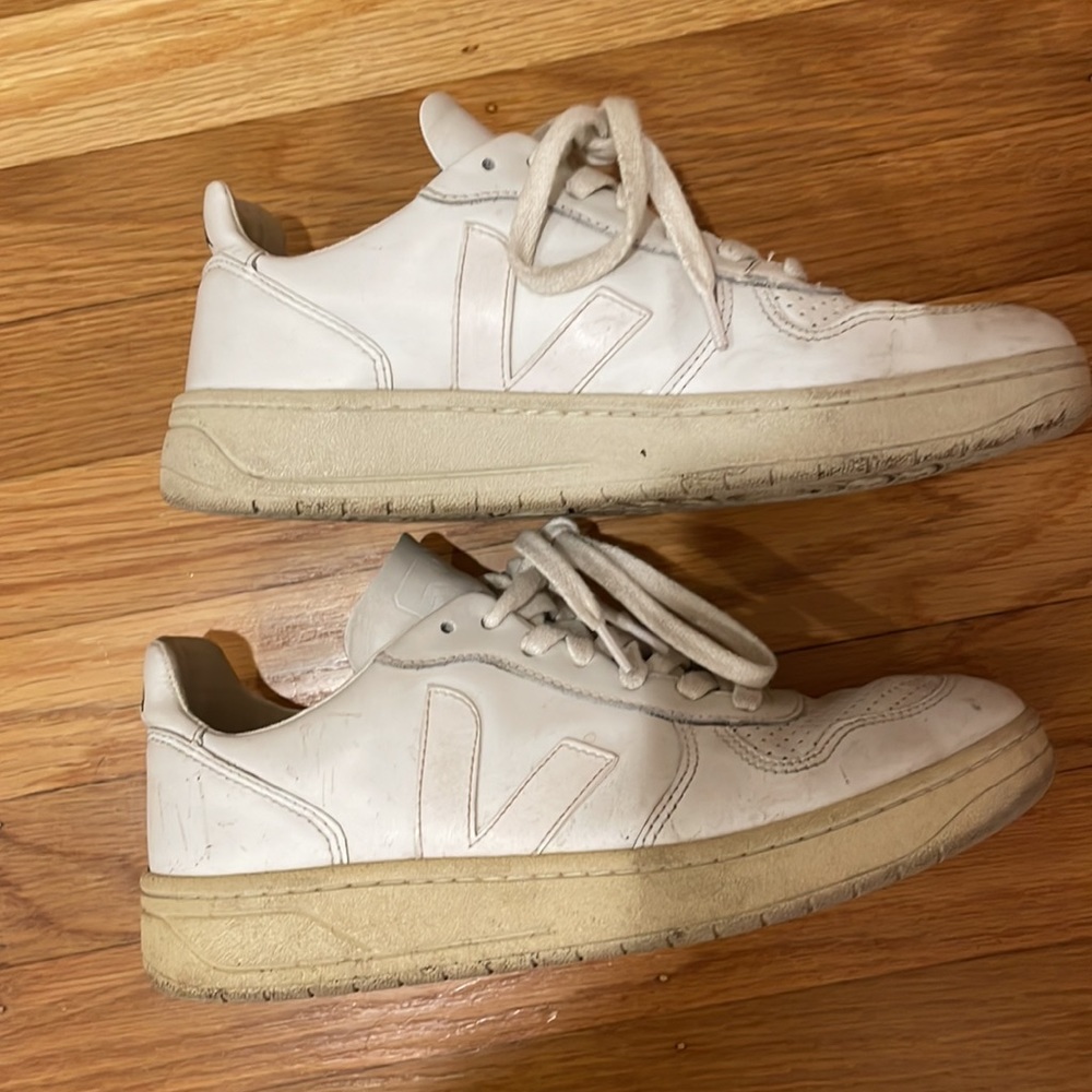 Veja v10 all white, size 7
